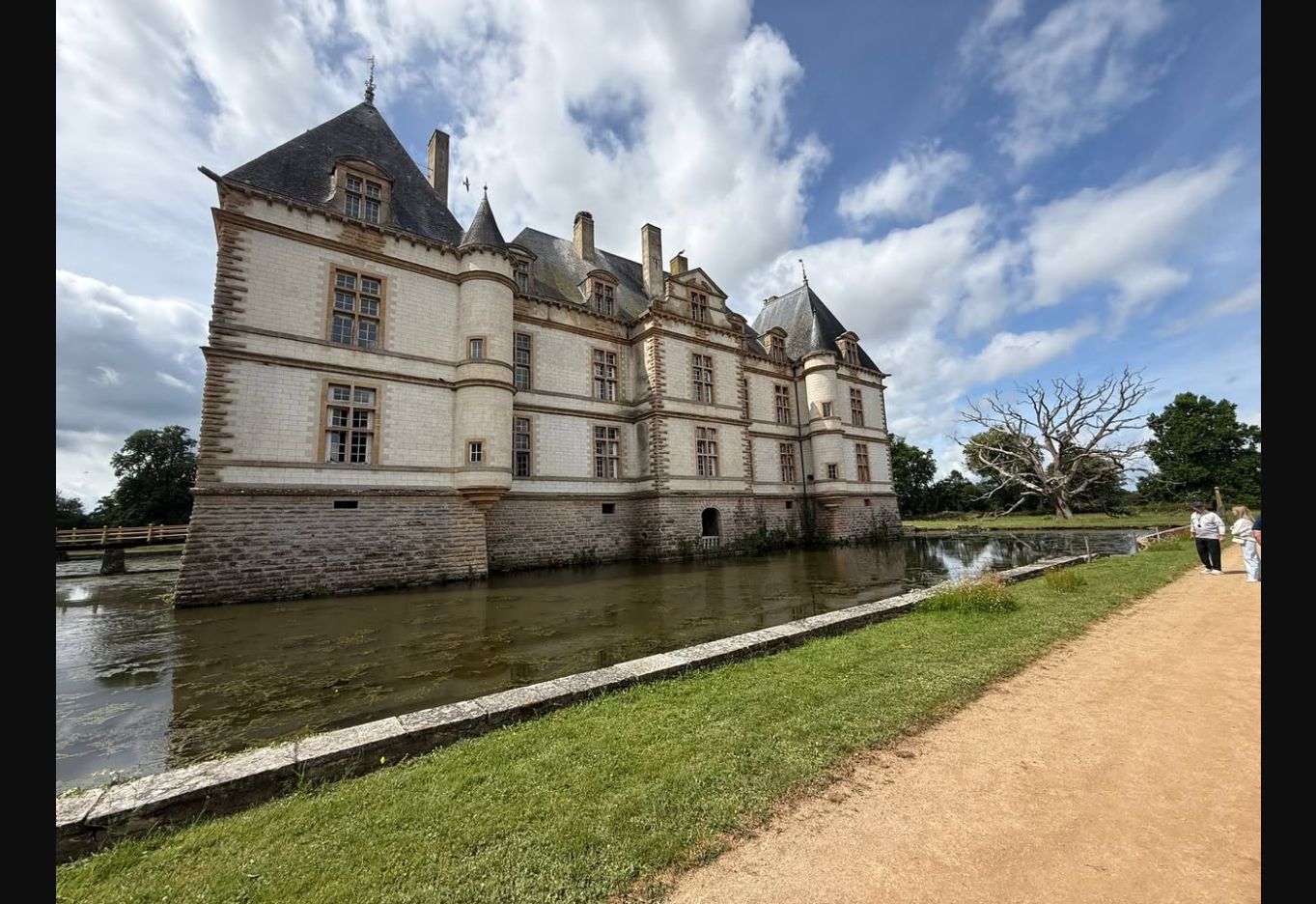 Château de Cormatin seen from its water gardens